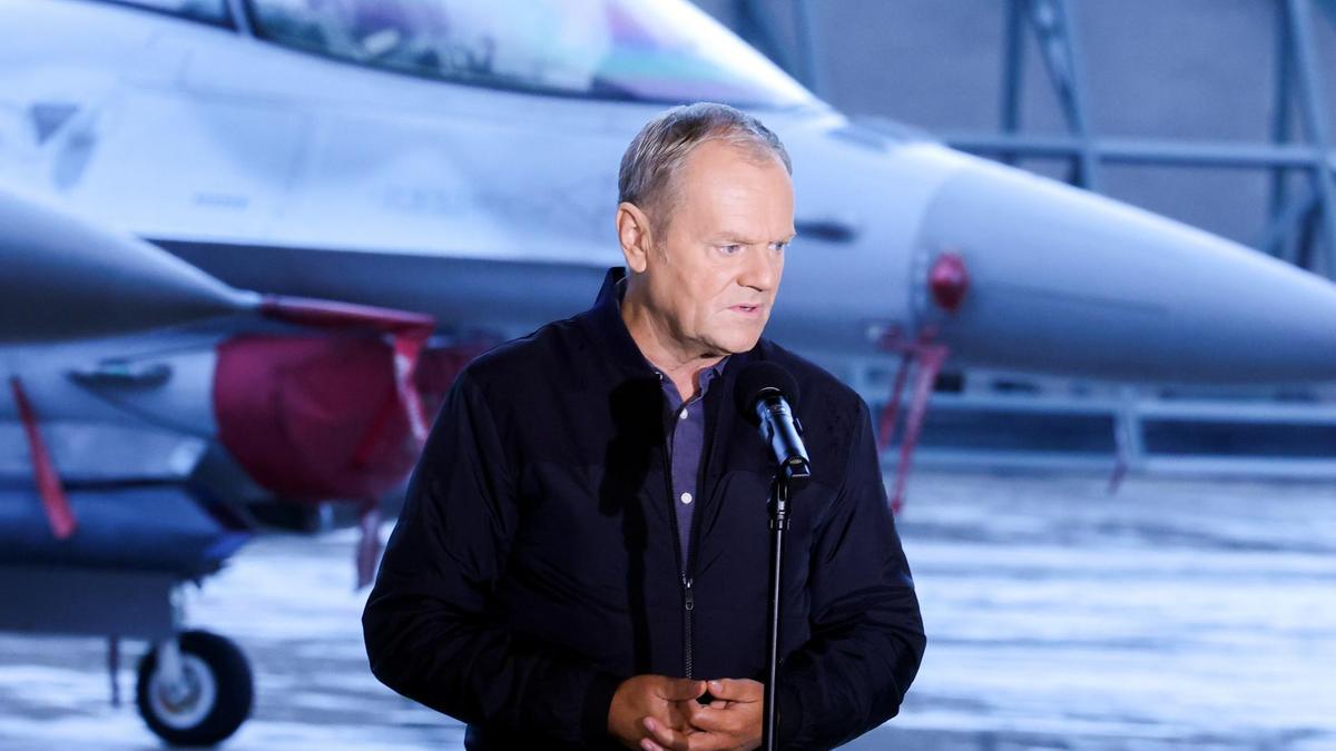 El primer ministro polaco, Donald Tusk, habla con los medios durante una visita a la 32.ª Base Aérea Táctica en Lask.