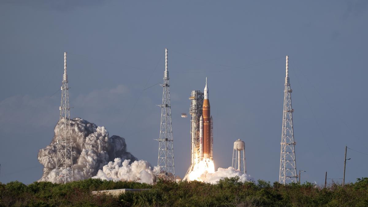 El cohete Space Launch System (SLS) que transporta la cápsula Orion para la misión Artemis II despega este miércoles.