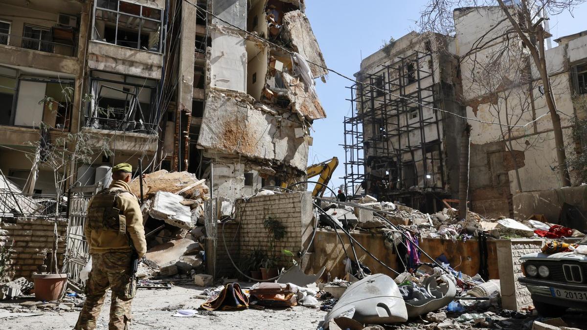 Un soldado del ejército libanés se encuentra junto a un edificio residencial destruido un día después de un ataque aéreo israelí en el barrio de Ain Mreisseh, en Beirut.