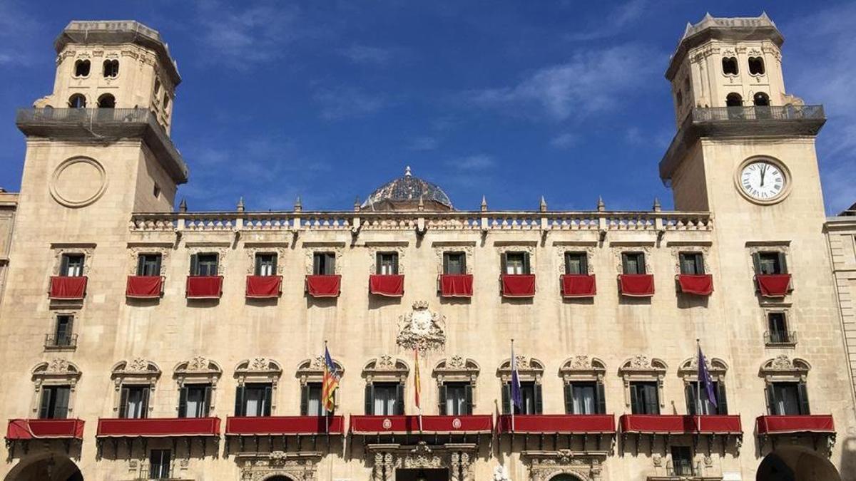 Archivo - Fachada del Ayuntamiento de Alicante.