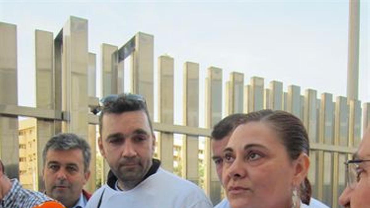 Familias que pìden acogerse al decreto de la Junta de Andalucía sobre desahucios.