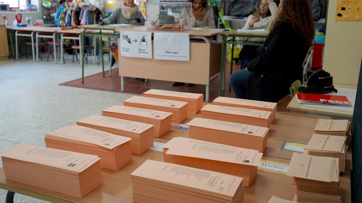 Papeletas en un colegio electoral en Palencia.