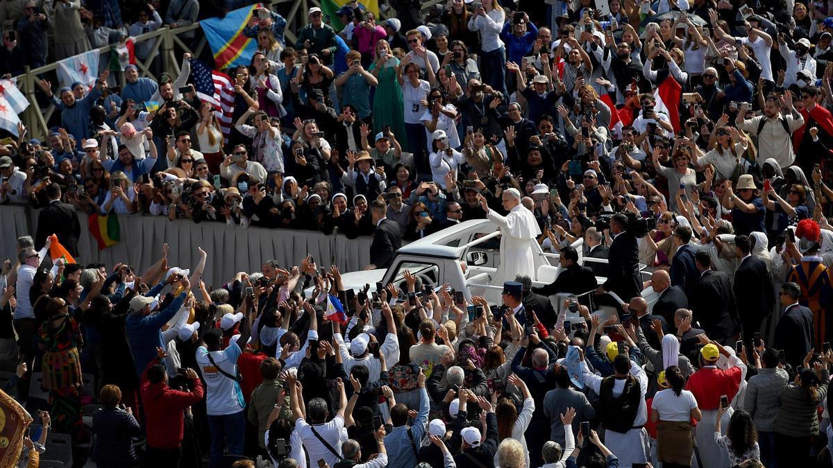 El papa León XIV saluda a los fieles a su llegada en el papamóvil a la Plaza de San Pedro.