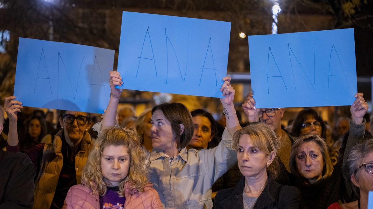 Un momento de la concentración convocada en Benicassim en rechazo a un asesinato machista.