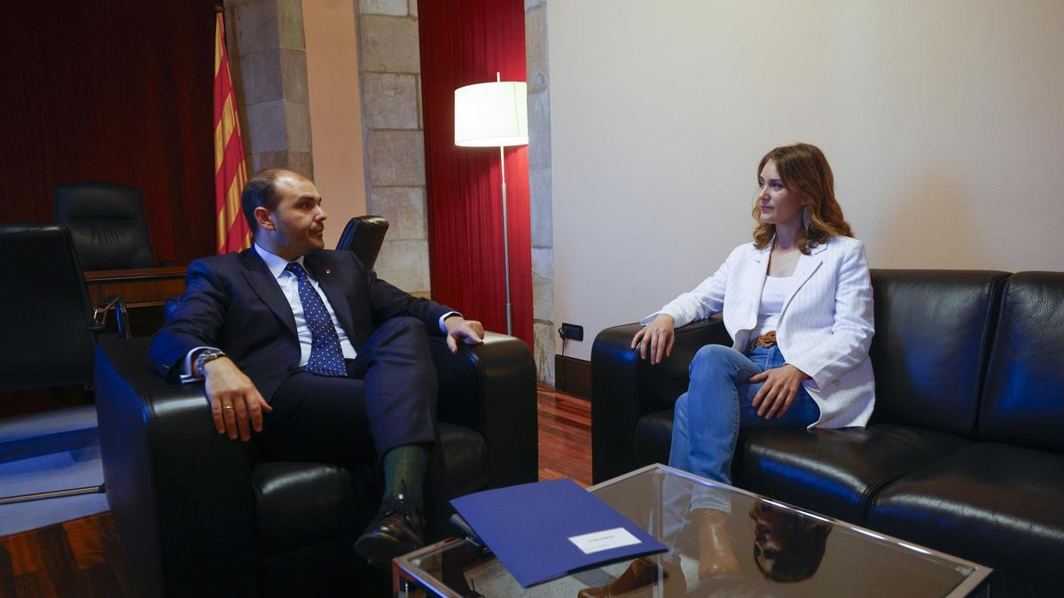 El conseller de la Presidencia, Albert Dalmau, y la líder de los Comuns en el Parlament, Jéssica Albiach, durante la reunión que han mantenido este miércoles.