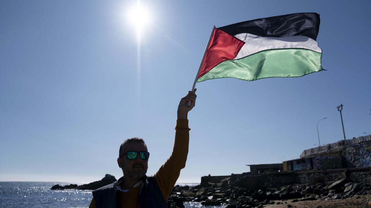 Cientos de manifestantes marchan en Valparaíso para "acompañar" la 'Marcha Global a Gaza'.