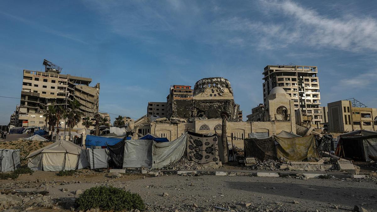 Tiendas de campaña de palestinos desplazados internos, que huyeron del este de la Ciudad de Gaza y del norte de la Franja de Gaza.