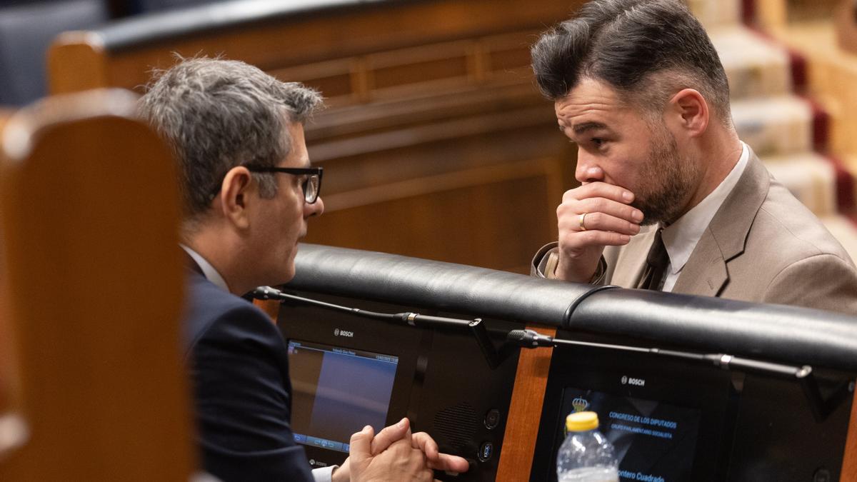 El ministro de Presidencia y Justicia, Félix Bolaños, junto al portavoz de ERC en el Congreso, Gabriel Rufián, en 2025.