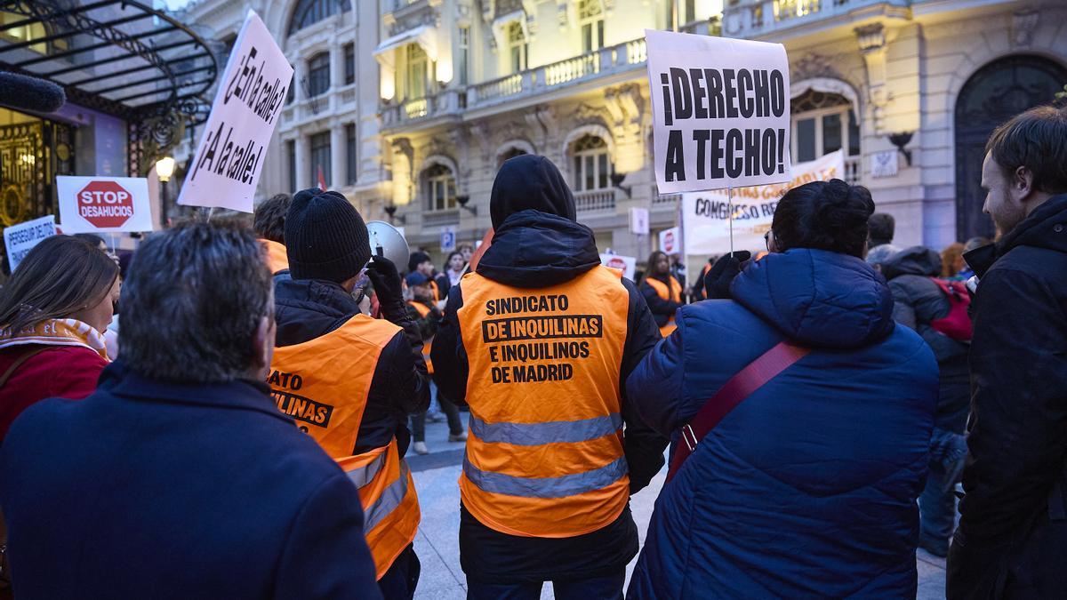 Varias personas durante una manifestación frente al Congreso, en Madrid (España).