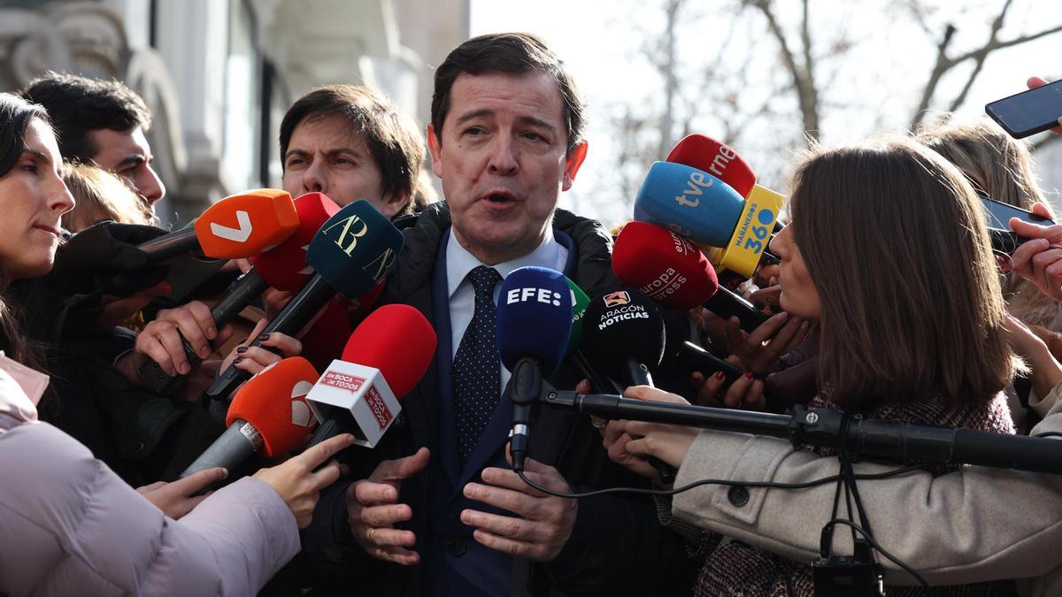 El presidente de la Junta de Castilla y León, Alfonso Fernández Mañueco, atiende a la prensa a su llegada este lunes a la sede del Partido Popular