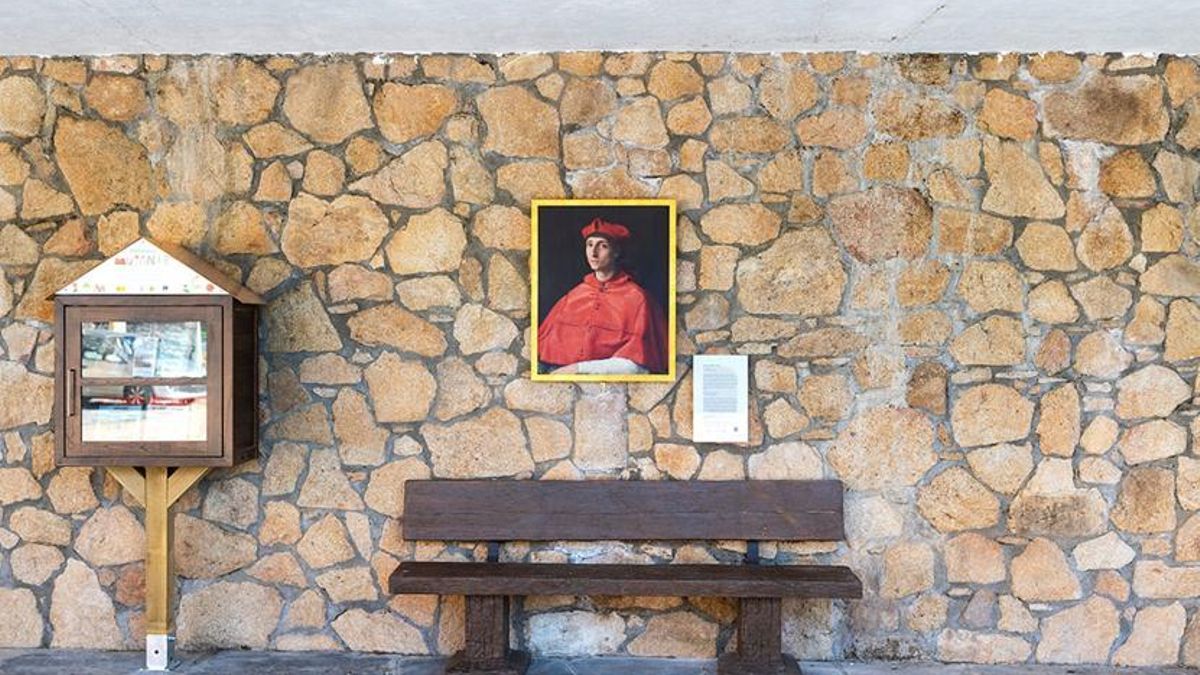 En el municipio zamorano de Lubián se exhibe una réplica a tamaño real de 'El Cardenal de Rafael'.