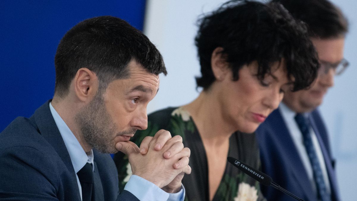 El ministro de Consumo, Pablo Bustinduy y la ministra de Inclusión y portavoz del Gobierno, Elma Saiz en una comparecencia.