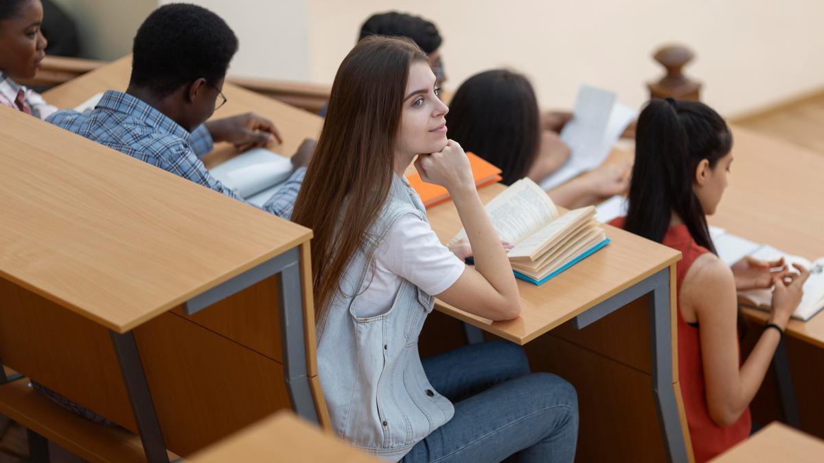 Banco Santander fomenta la formación continua con un programa de 8.000 becas para cursar microcredenciales universitarias