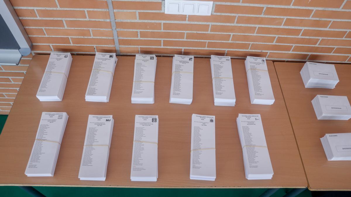 Papeletas electorales de distintos partidos en un colegio electoral.