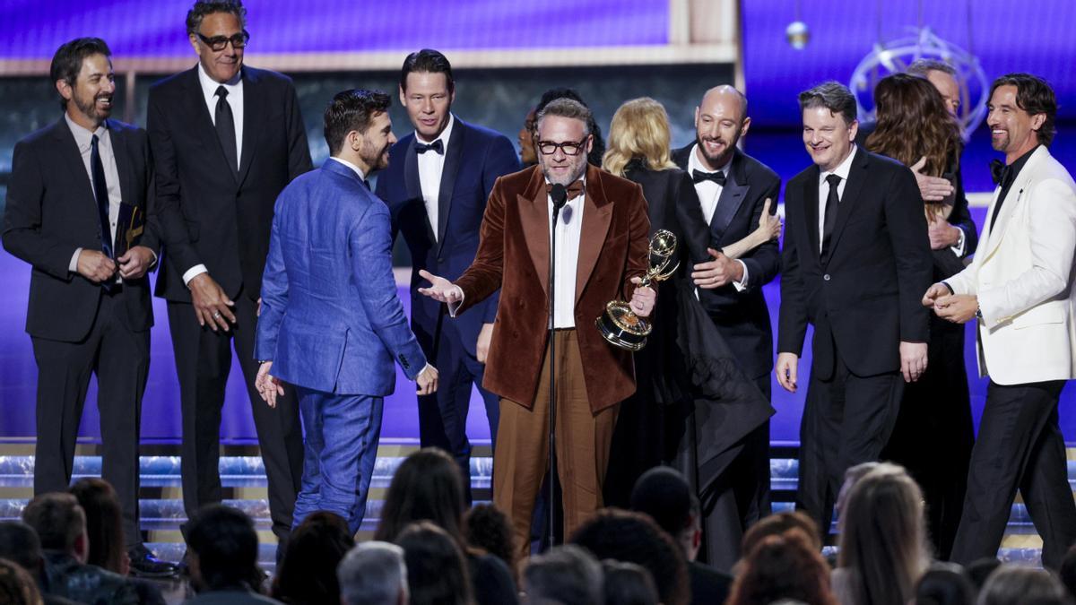 Seth Rogan, junto con el reparto y el equipo, recoge el premio Emmy a la mejor serie de comedia por 'The Studio' durante la 77 ceremonia anual de los premios Emmy.