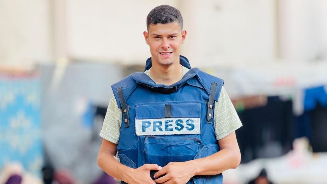 Fadi al-Wahidi con su chaleco identificativo de prensa durante su trabajo en la Franja de Gaza.