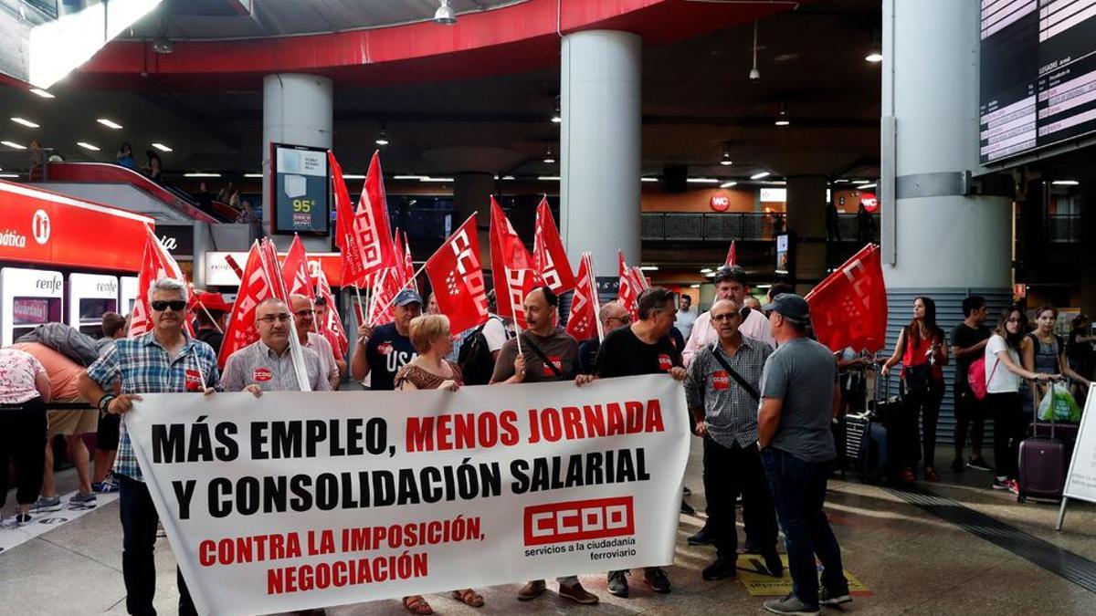 Los trabajadores y trabajadoras de Renfe durante la manifestación convocada esta mañana por Comisiones Obreras (CCOO) en Atocha.