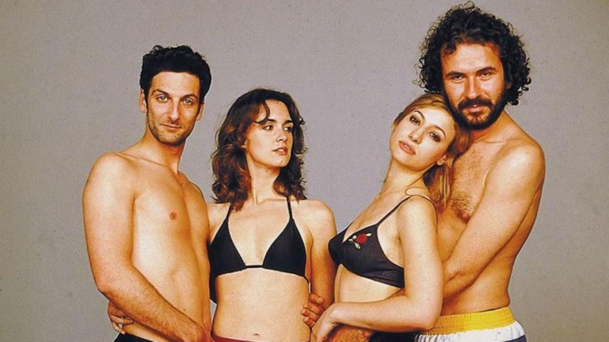 Entre el pop y el poliamor: cómo la saga de ‘El otro lado de la cama’ ha sacudido la cultura española