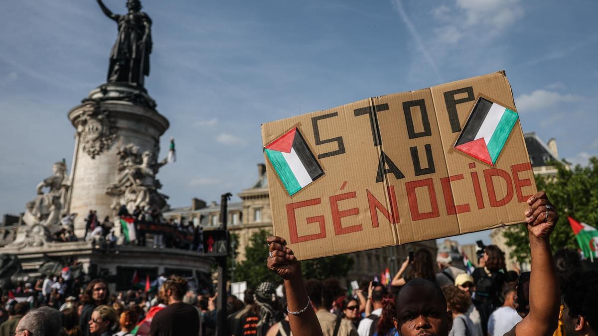 Un manifestante sostiene una pancarta con la leyenda "Stop al Genocidio" durante una manifestación de solidaridad con Gaza y Palestina en la Plaza de la República de París, Francia, el 9 de junio de 2025