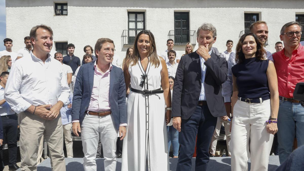 El líder del PP, Alberto Núñez Feijóo (4i), junto a al alcalde de Madrid, José Luis Martínez Almeida (2i), la vicesecretaria de Organización y Electoral del PP, Ana Millán (3i), la presidenta del PP regional y de la Comunidad de Madrid, Isabel Díaz Ayuso (3d), el alcalde de Arganda del Rey, Alberto Escolano (2d), y el secretario general del PP de Madrid, Alfonso Serrano (d)