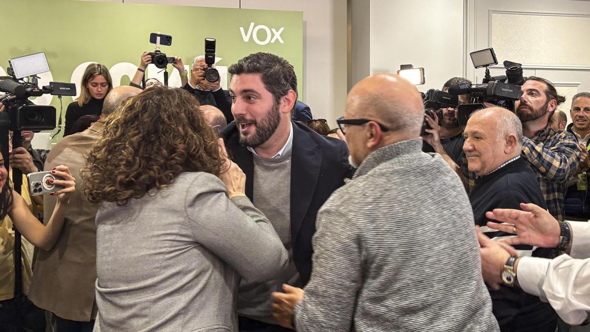 El candidato de Vox a la Presidencia de Aragón, Alejandro Nolasco, a su llegada a la rueda de prensa tras el recuento electoral
