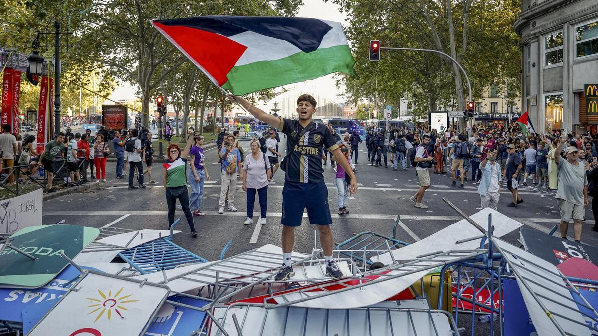 Manifestantes propalestinos cortan el recorrido de los ciclistas en el Paseo del Prado, este domingo, durante la última etapa de la Vuelta a España.