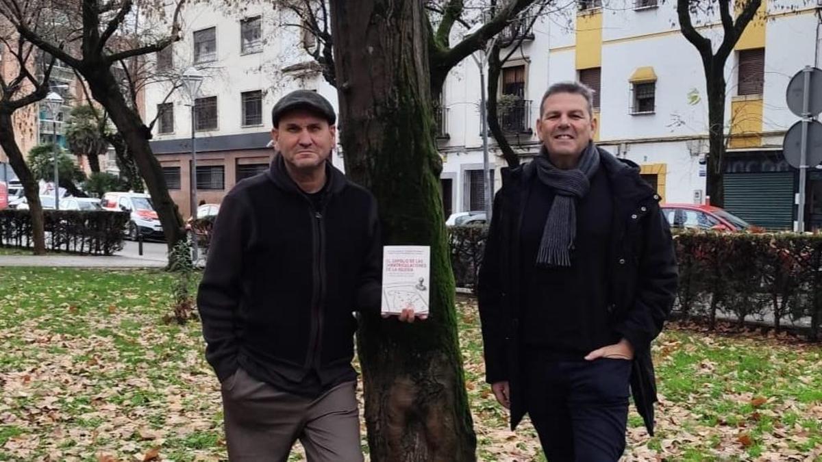 Aristóteles Moreno y Antonio M. Rodríguez sostienen el libro del que son coautores.