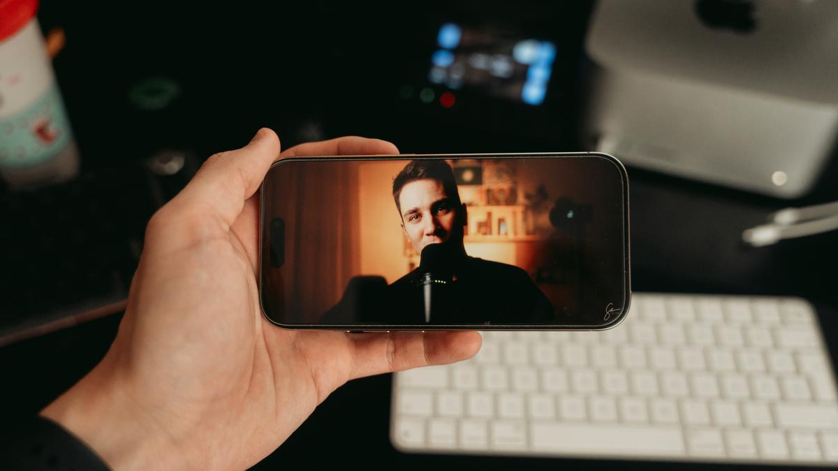 Un usuario de redes sociales atiende a un ‘influencer’ a través de su teléfono móvil.