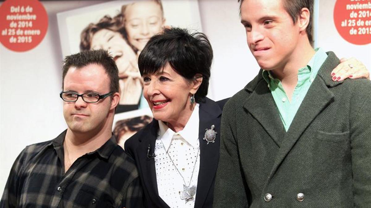 Concha Velasco junto a los actores Hugo Aritmendiz y Rodrigo Raimondi.