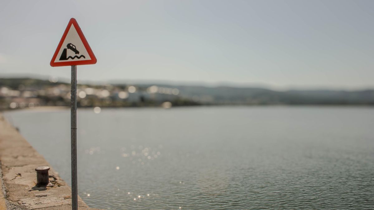 Señal de tráfico que advierte de peligro de caer al mar.