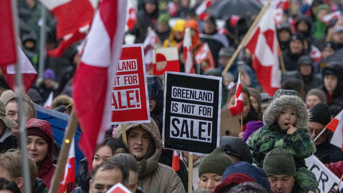 Miles de manifestantes rechazan en la capital de Groenlandia los ataques de Donald Trump el pasado sábado.