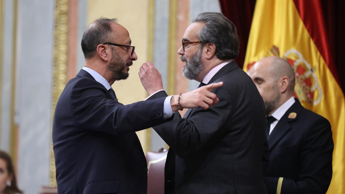 El vicepresidente de la cámara discute con el diputado de Vox José María Sánchez durante el Pleno del Congreso de los Diputados.
