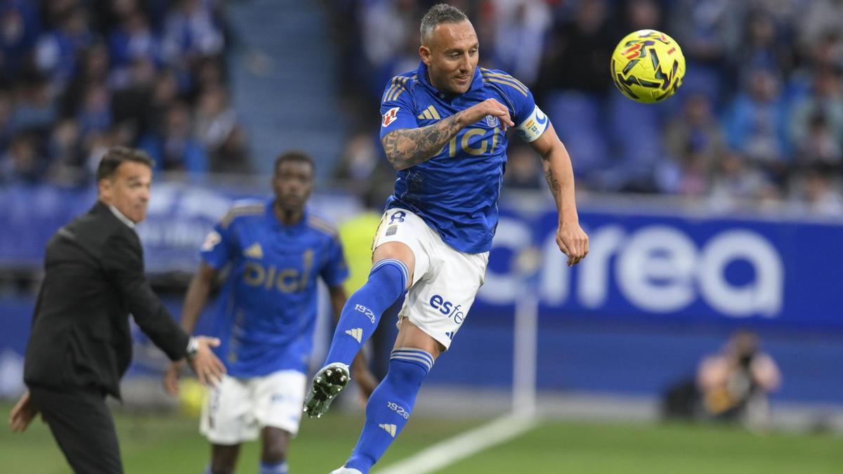 El centrocampista del Oviedo Santi Cazorla durante un partido.