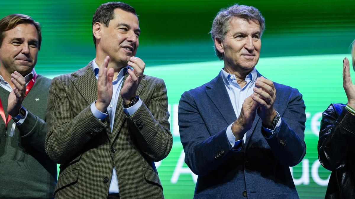 El presidente del PP, Albero Nuñez Feijoo, (d) junto a el presidente de la Junta de Andalucía, Juanma Moreno, (i)