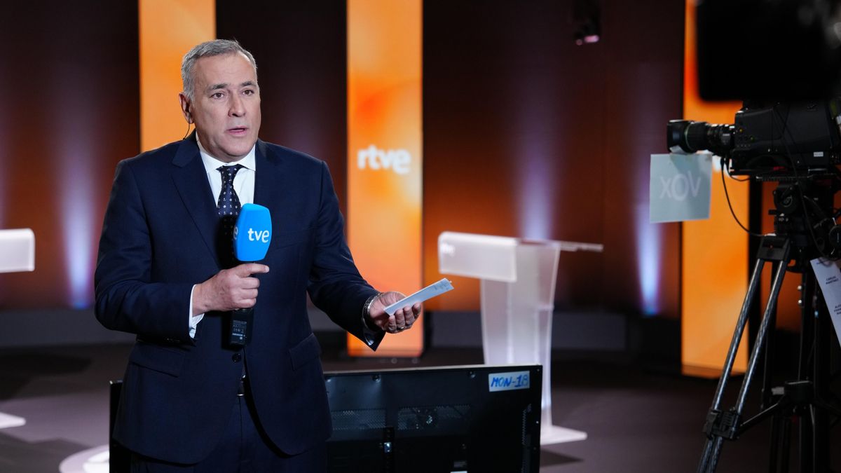 El periodista y moderador Xabier Fortes, antes del primer debate de las elecciones autonómicas en Castilla y León, a 5 de marzo de 2026, en Valladolid.