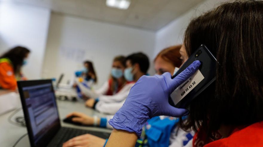 Psicólogos y personal sanitario trabajan durante la pandemia, en una imagen de archivo.