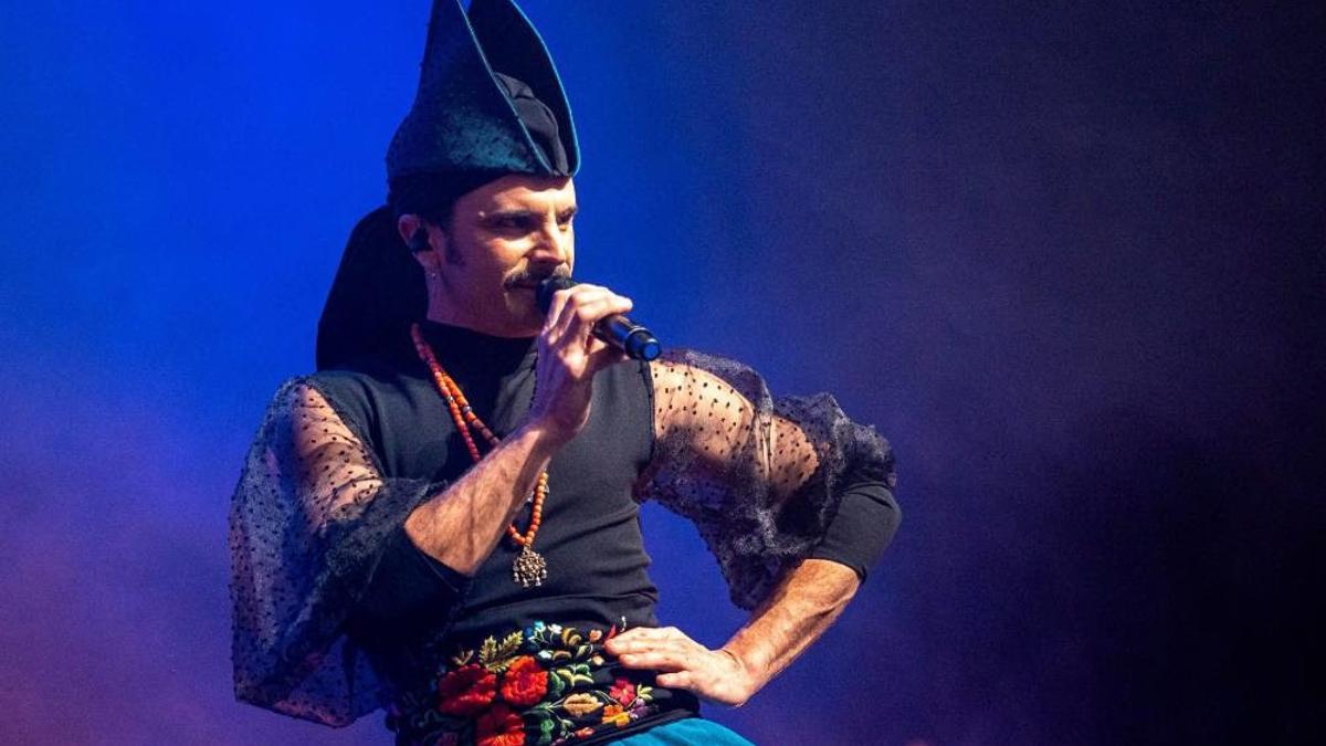 La FELGTBI+ otorga sus Premios Plumas 2025 a Rodrigo Cuevas y Estrella Xtravaganza