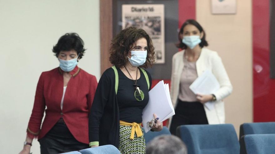 María Jesús Montero, Isabel Celaá y Reyes Maroto, a su llegada a la rueda de prensa tras el Consejo de Ministros.