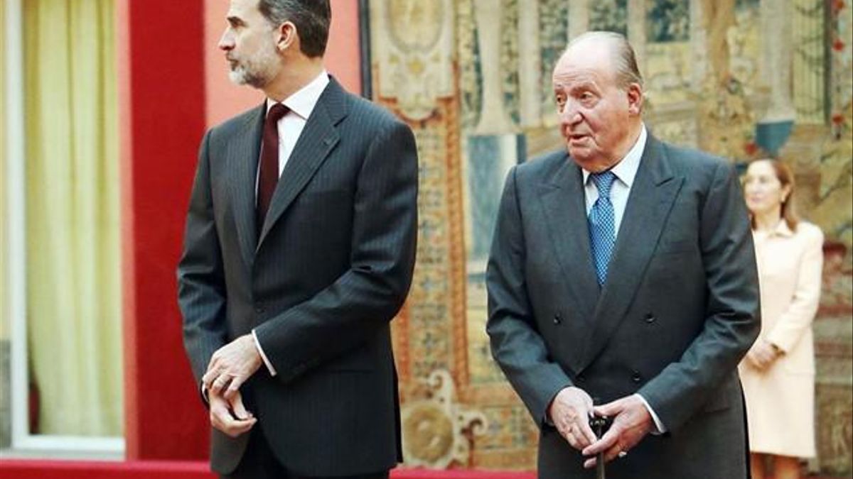 El rey Felipe VI y su predecesor, Juan Carlos I.