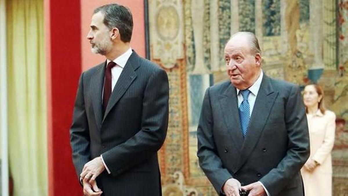El rey Felipe VI y su predecesor, Juan Carlos I, en una imagen de archivo.