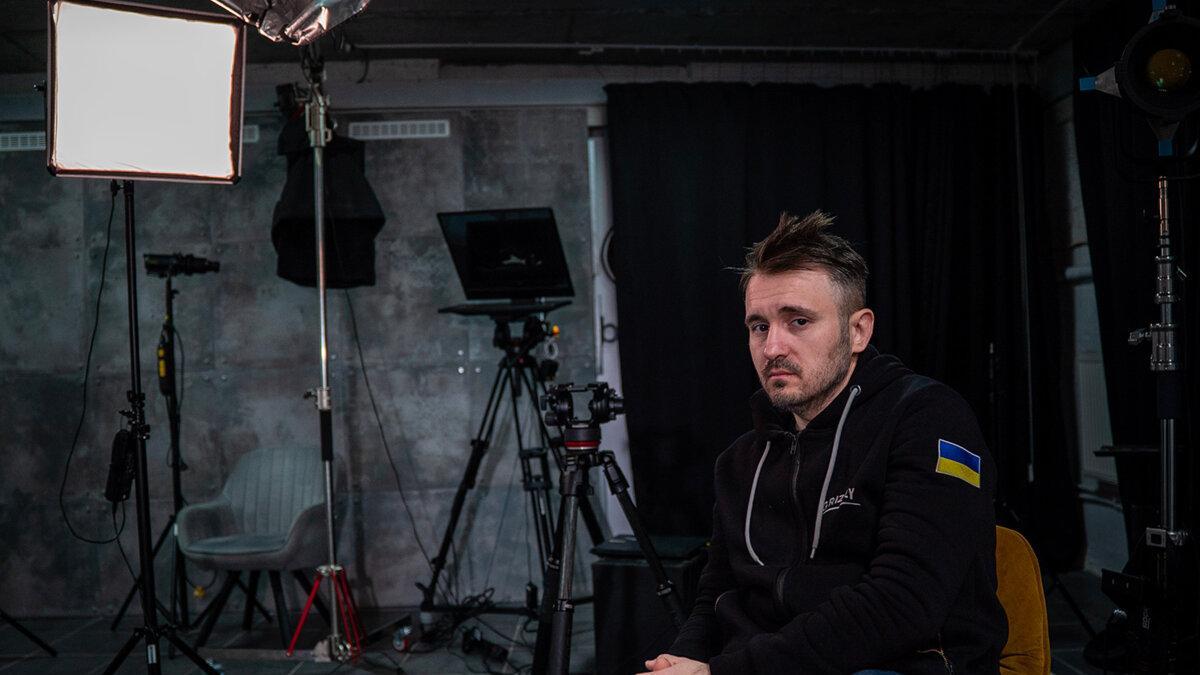 El periodista de investigación Denys Bihus en la redacción, en Kiev. Los periodistas han instalado un estudio en el sótano para grabar sus vídeos. En Kiev, el 19 de mayo de 2025.