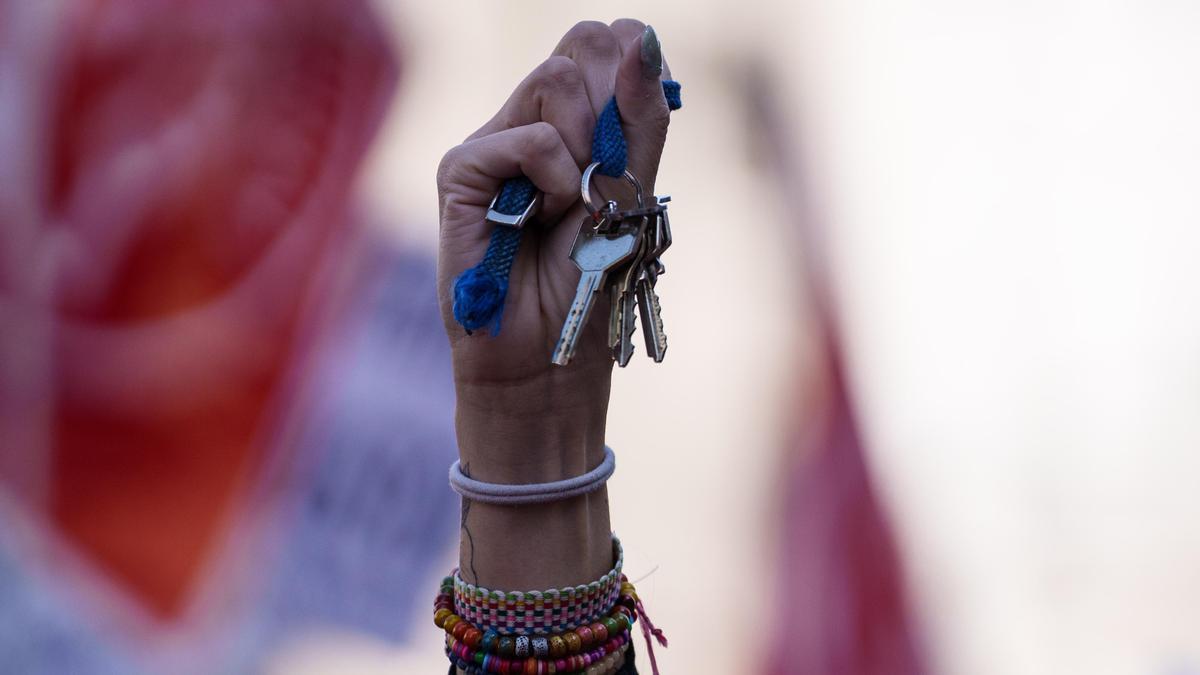 Una persona sujeta sus llaves durante una manifestación por una vivienda digna, en Madrid.
