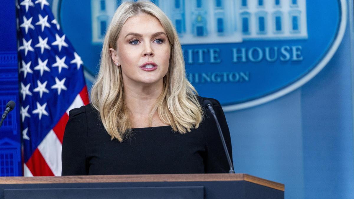 La secretaria de prensa de la Casa Blanca, Karoline Leavitt, pronuncia un discurso durante la rueda de prensa diaria en la Casa Blanca en Washington.