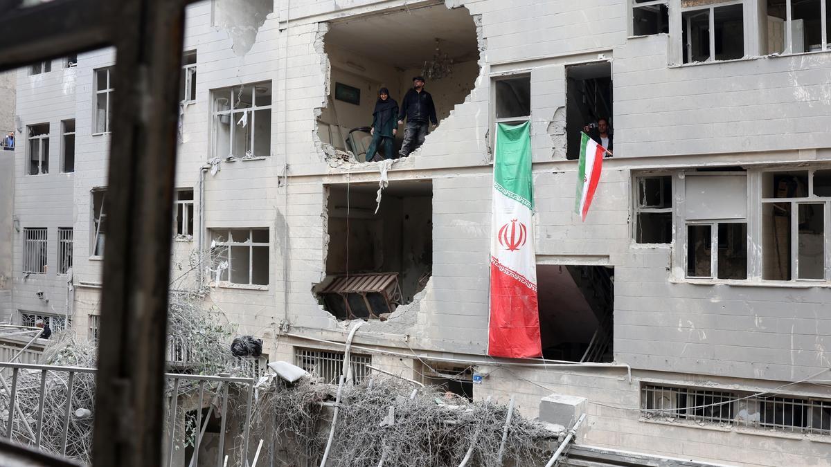Iraníes dentro de un edificio residencial dañado en el sur de Teherán, Irán.