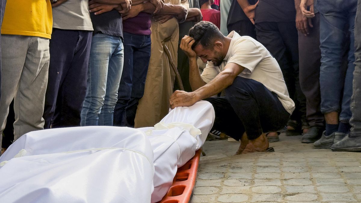 Un hombre llora ante el cuerpo sin vida de un familiar en el hospital de Al Shifa.