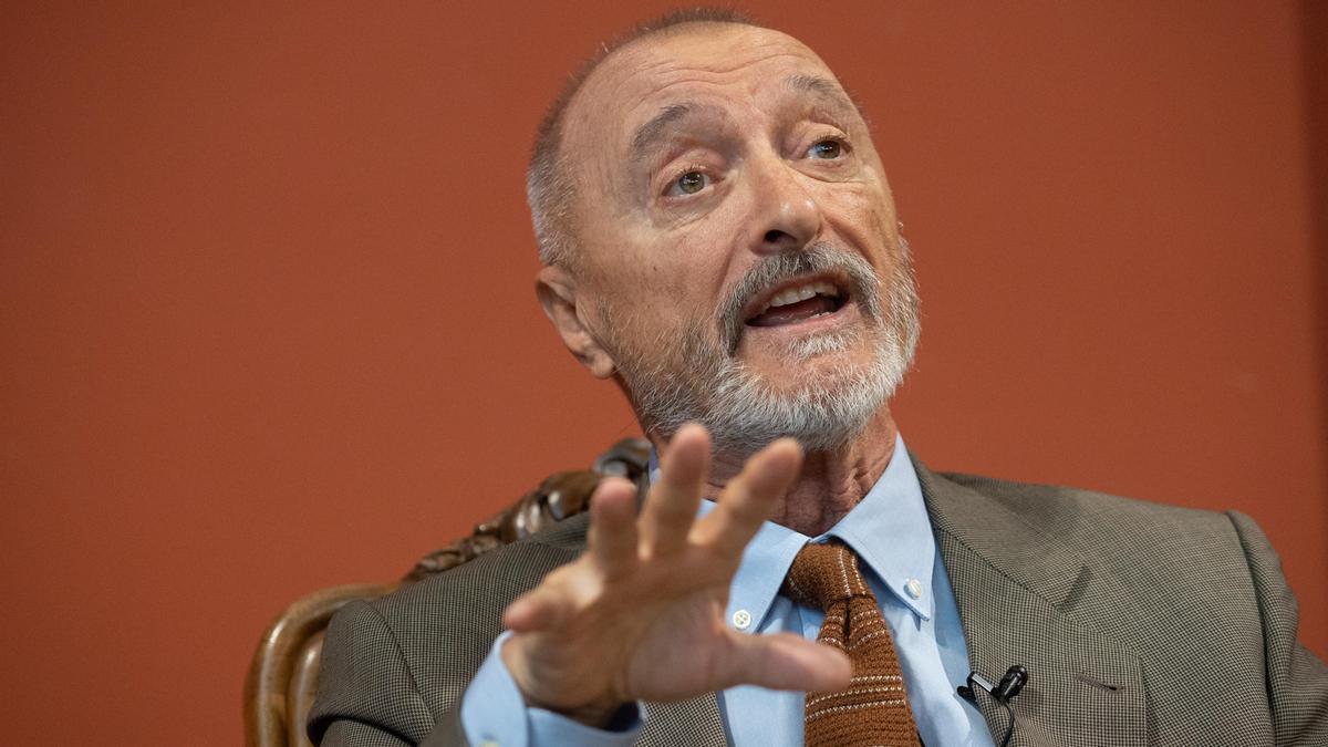 El escritor Arturo Pérez-Reverte, durante la presentación del monumento al Capitán Alatriste, en la RAE.