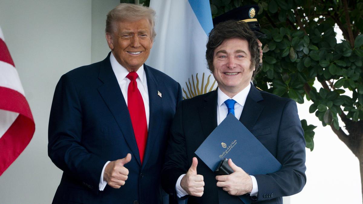 El presidente de Estados Unidos, Donald Trump y Javier Milei en la Casa Blanca, Washington D.C., Estados Unidos, el 14 de octubre de 2025.
