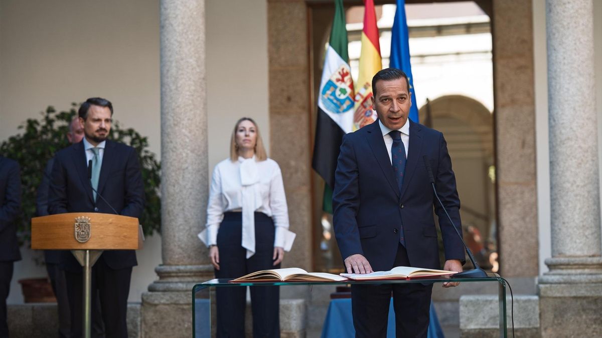 El Vicepresidente de Desregulación, Familia y Servicios Sociales, Óscar Fernández (d), junto con la presidenta de la Junta de Extremadura, María Guardiola.