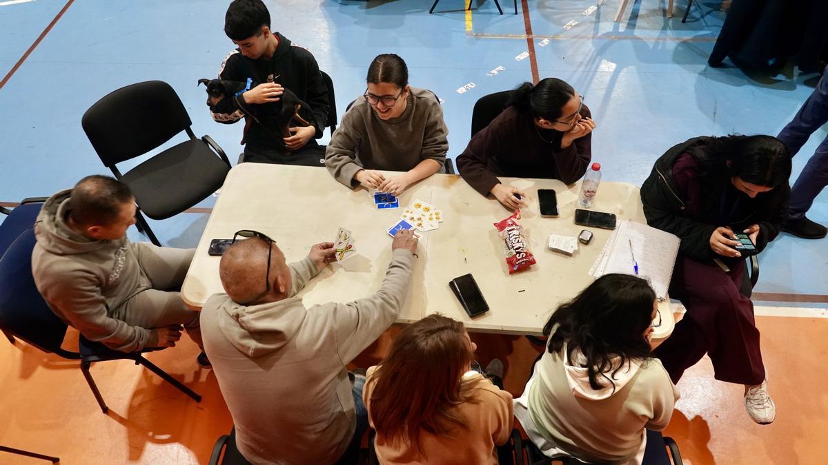 Imágenes de los vecinos desalojados de Grazalema en el polideportivo El Fuerte de Ronda en Málaga (Andalucía).)