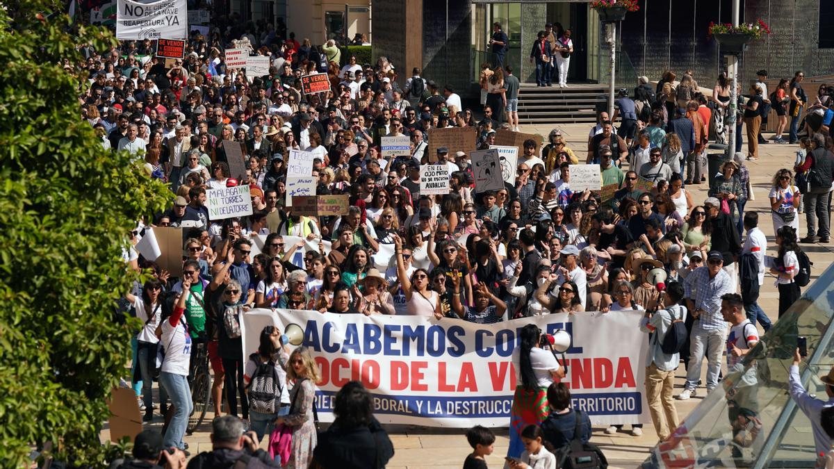 Miles de personas se manifiestan en Málaga por el derecho a la vivienda.